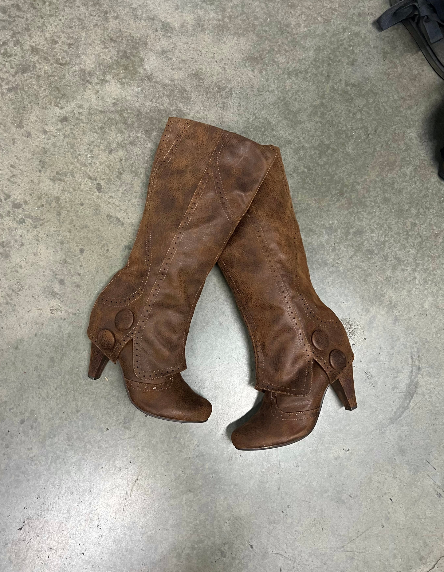 Vintage brown buttoned boots
