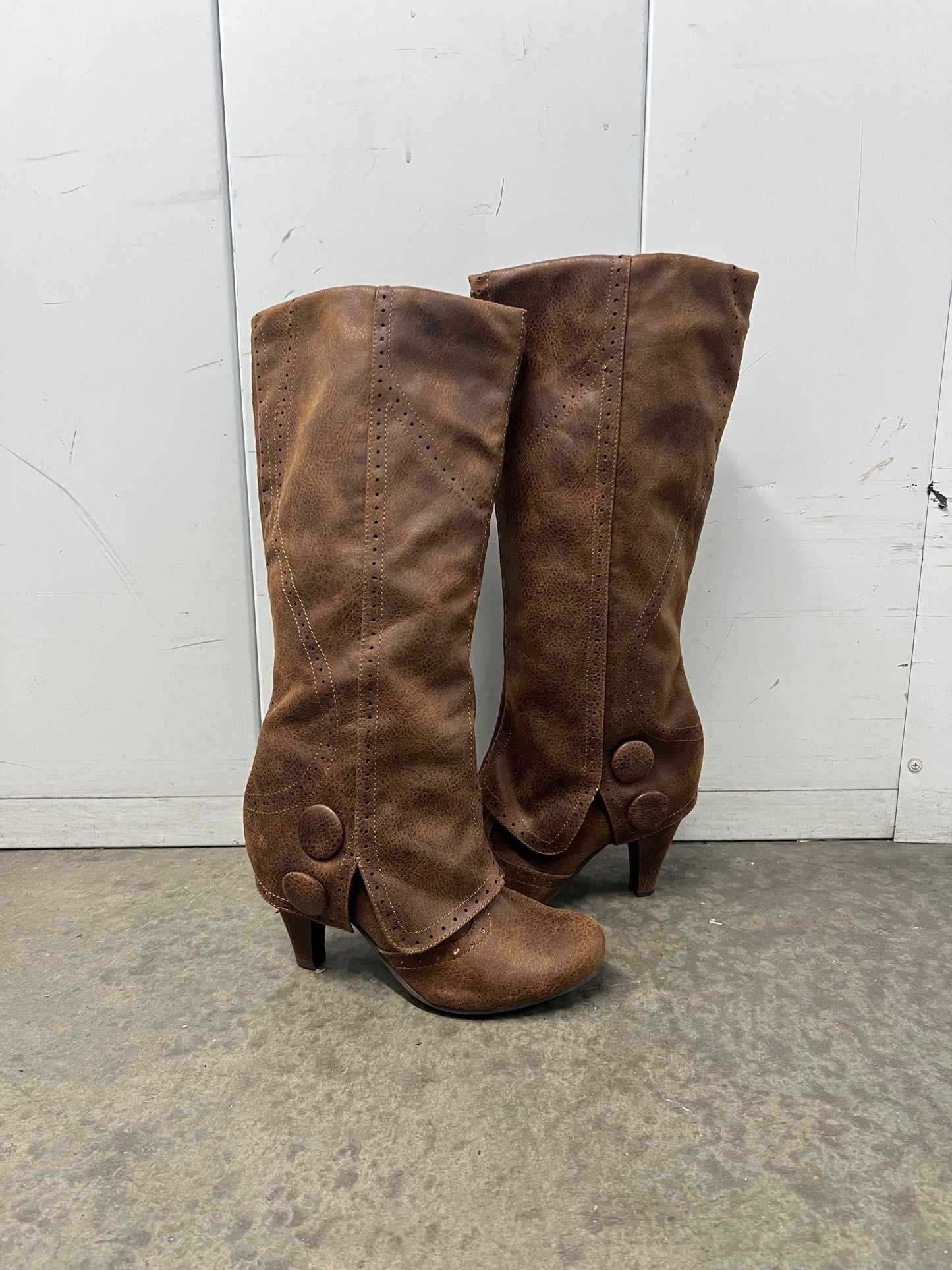 Vintage brown buttoned boots