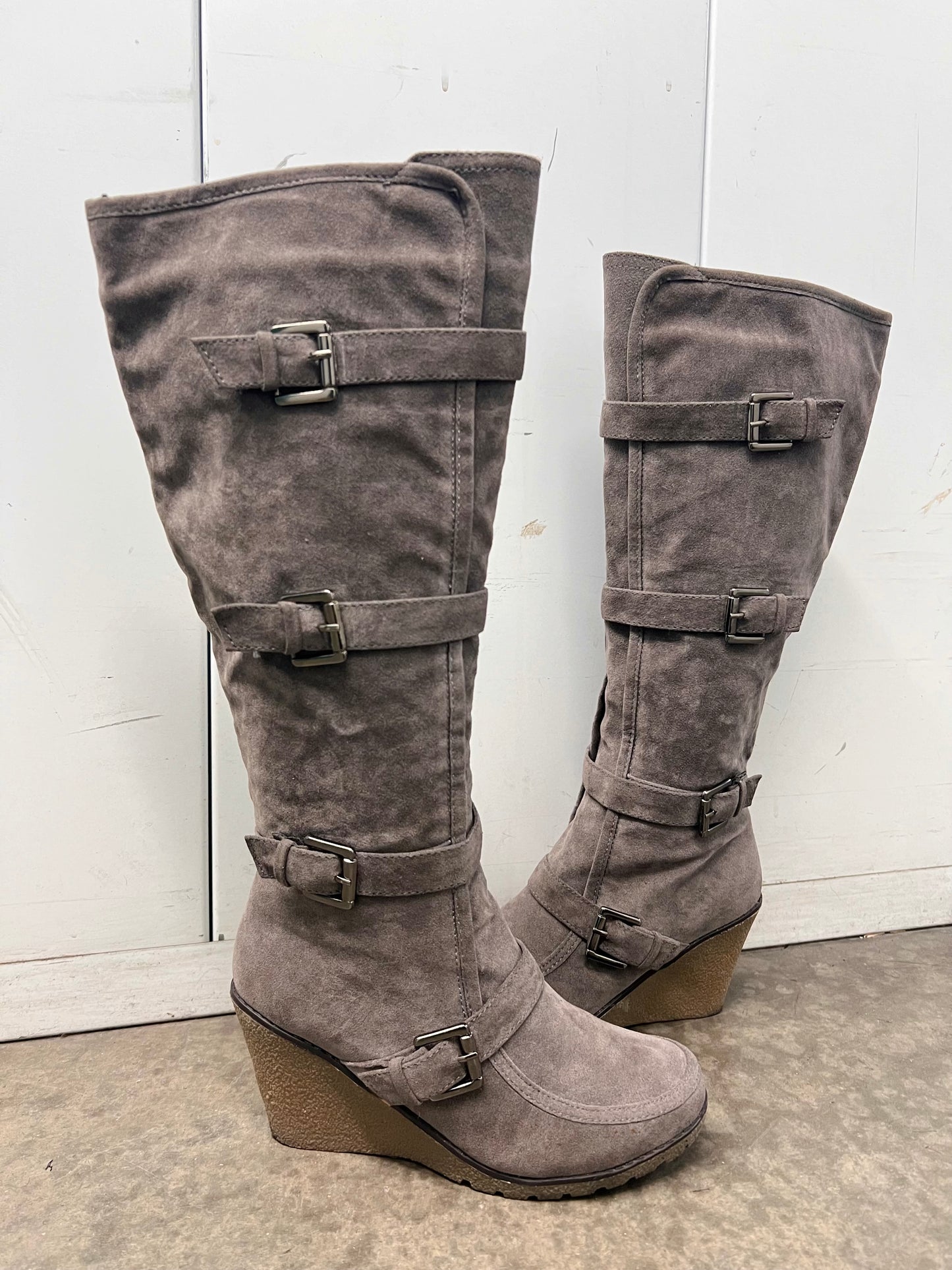 2000’s suede buckled boots