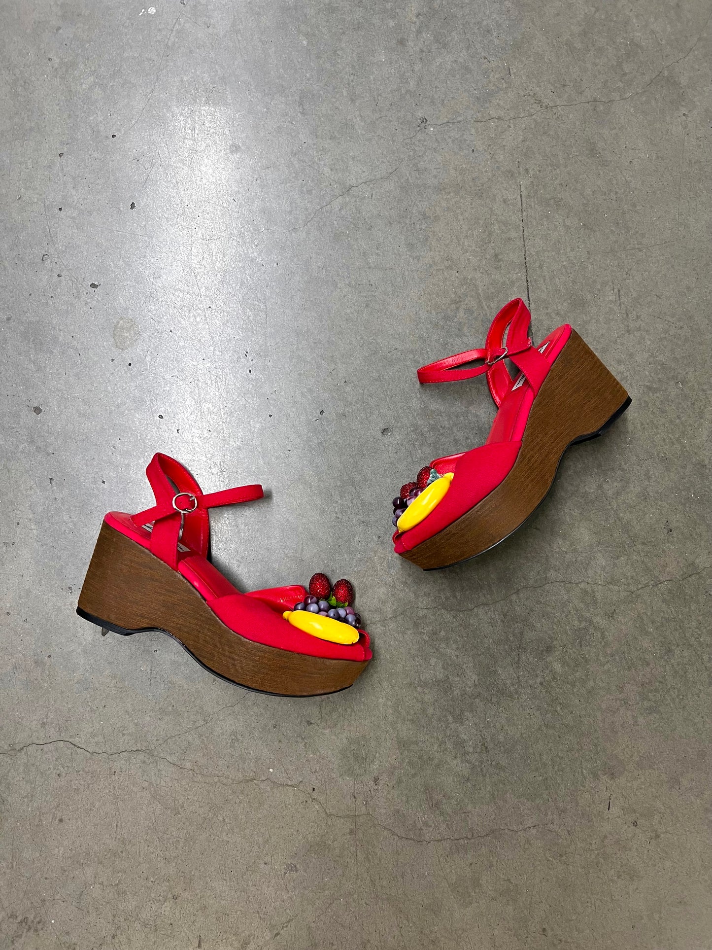 Vintage fruit platforms