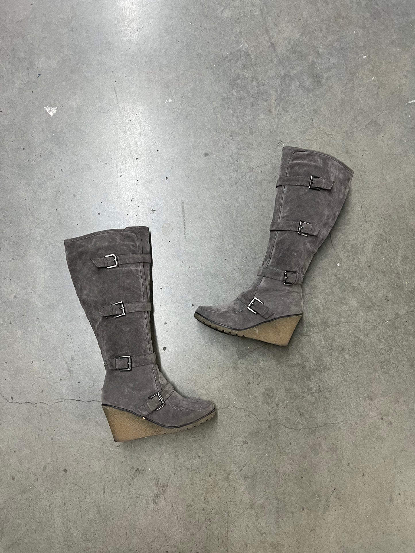 2000’s suede buckled boots