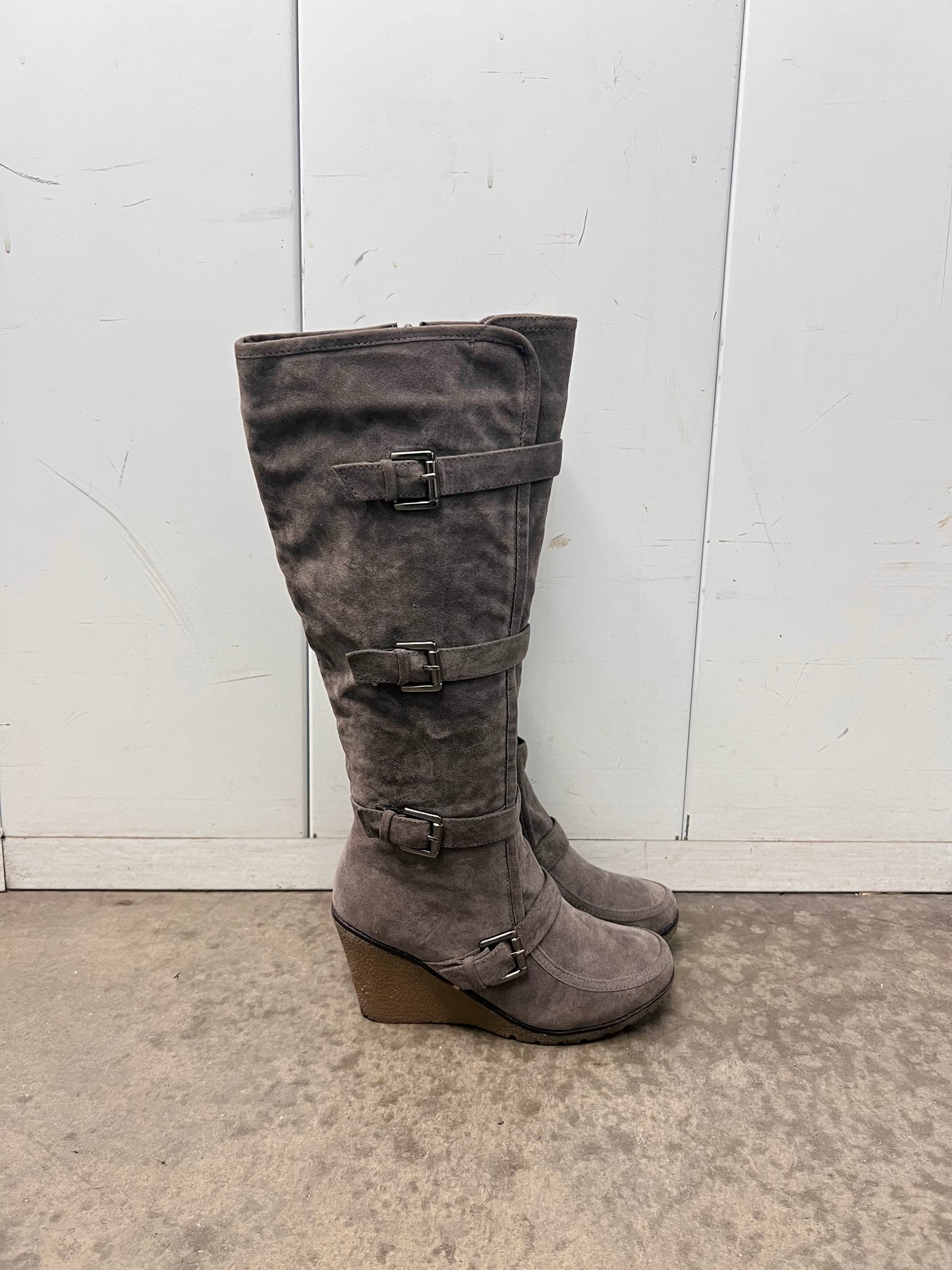 2000’s suede buckled boots