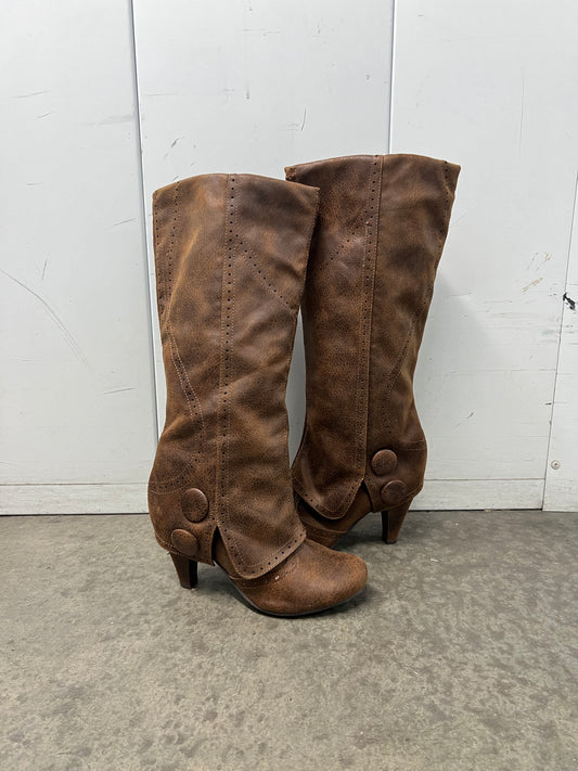Vintage brown buttoned boots